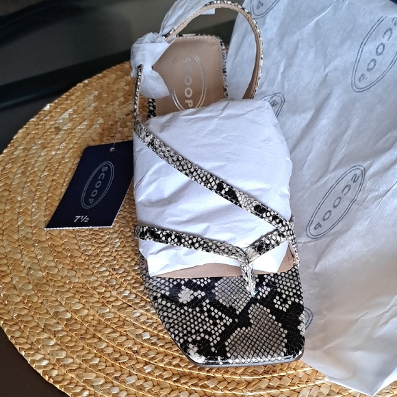 Elegant Black and White Sandals with Adjustable Straps - Picture 2 of 8